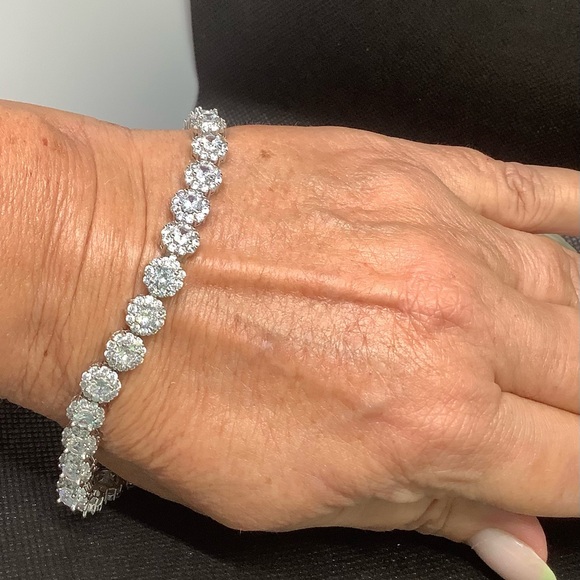 Gorgeous Cubic Zirconia 8” Tennis Bracelet, NWOT - Picture 2 of 6